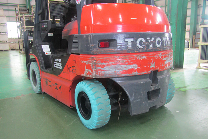フォークリフト（新田工場1F・21号車）のリアタイヤ交換