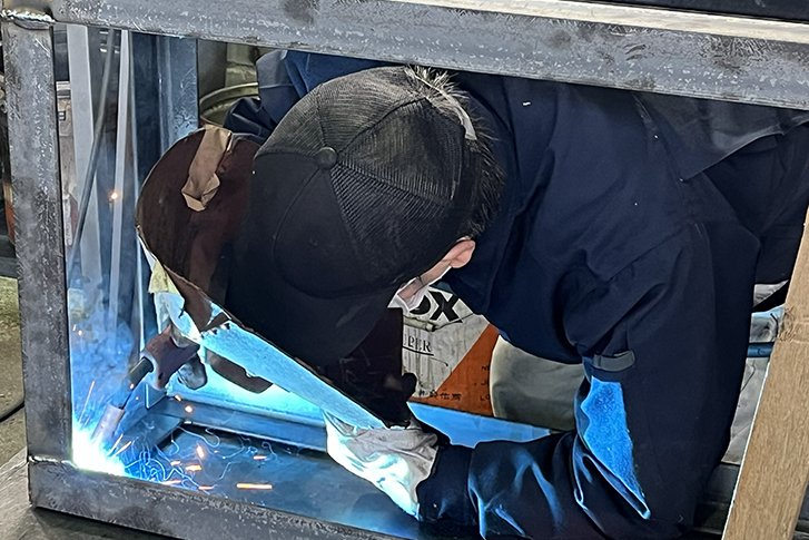 蟹江工場　実習生に対する溶接作業の指導
